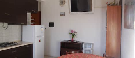 Fridge, cookware/dishes/utensils