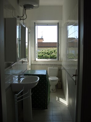 Jabón y papel de baño 
