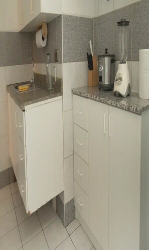 Apartment, 3 Bedrooms, Non Smoking | Private kitchen | Full-size fridge, microwave, oven, stovetop