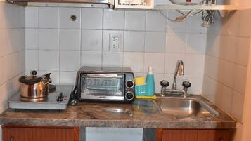 Studio, 1 Double Bed with Sofa bed | Private kitchenette | Fridge, electric kettle, cookware/dishes/utensils