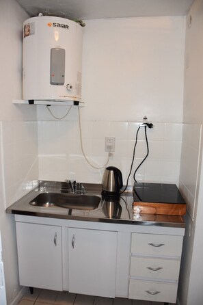 Fridge, electric kettle, cookware/dishes/utensils - Apartamentos MDZ (Mendoza)
