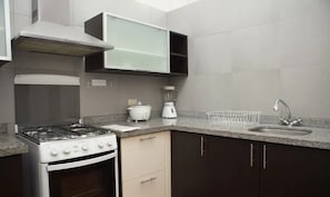 Apartment, 1 Queen Bed, Non Smoking | Private kitchen