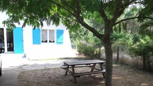 Un tavolo da picnic in una zona erbosa, con un edificio sullo sfondo.