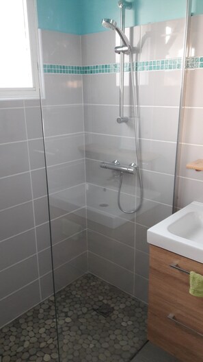 Bathtub, hair dryer