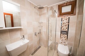 Dusche, Haartrockner, Bidet, Handtücher