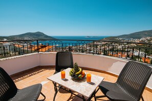 Outdoor dining - Spacious Villa with WiFi, A/C,  Private Pool and Rooftop Terrace
Licence 07-540  (Kalkan)