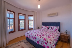 3 bedrooms, in-room safe, iron/ironing board, free WiFi