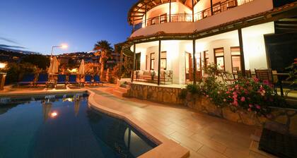 Spacious Villa with WiFi, A/C, Private Pool and Rooftop Terrace
Licence 07-540