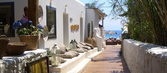 Luxury Townhouse in Mykonos steps from the Beach
