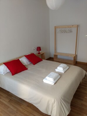 2 slaapkamers, een strijkplank/strijkijzer, wifi, beddengoed