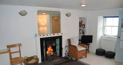 Seaview location in Inverarary, historic cottage within walking distance of town centre, sleeps 4