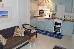 Fridge, microwave, oven, stovetop - Seaview location in Inverarary, historic cottage within walking distance of town centre, sleeps 4 (Inveraray)