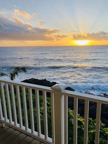 Welcome to The Jewel Box - Ocean Views Galore!