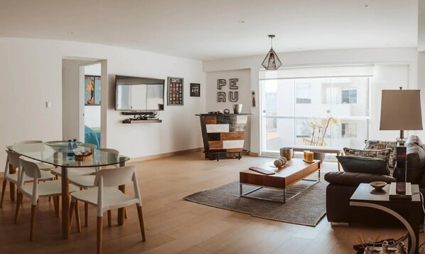 Appartement, 2 chambres, non-fumeurs | Coin séjour | TV connectée de 32 pouces avec chaînes par câble, télévision