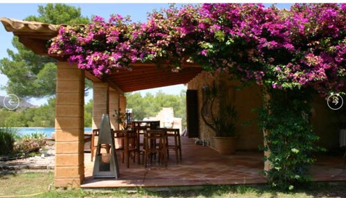 Finca with large pool and good location