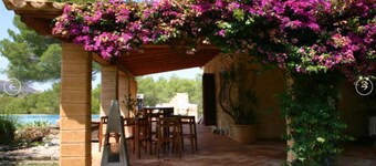 Finca with large pool and good location