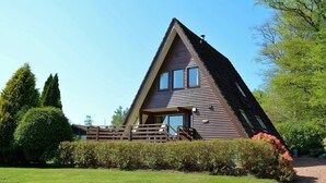 A triangular wooden house with a balcony and a small porch. - Loch view location in Holiday park, sleeps 4 persons, off road parking, free Wi-Fi (Dunoon)