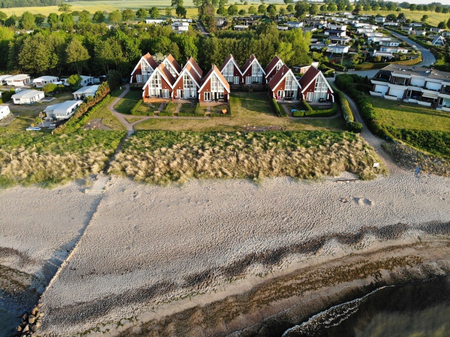 Une zone côtière avec des maisons de plage et des résidences mobiles.