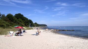 Nära stranden och solstolar