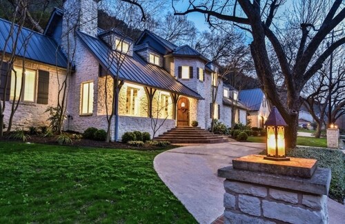 ⭐️Luxury Lake Austin: Pool, Hot Tub, Pizza Oven & Waterfront Dock⭐️