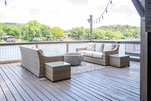 Terrace/patio - ⭐️Luxury Lake Austin: Heated Pool, Hot Tub, Pizza Oven & Waterfront Dock⭐️ (Austin)