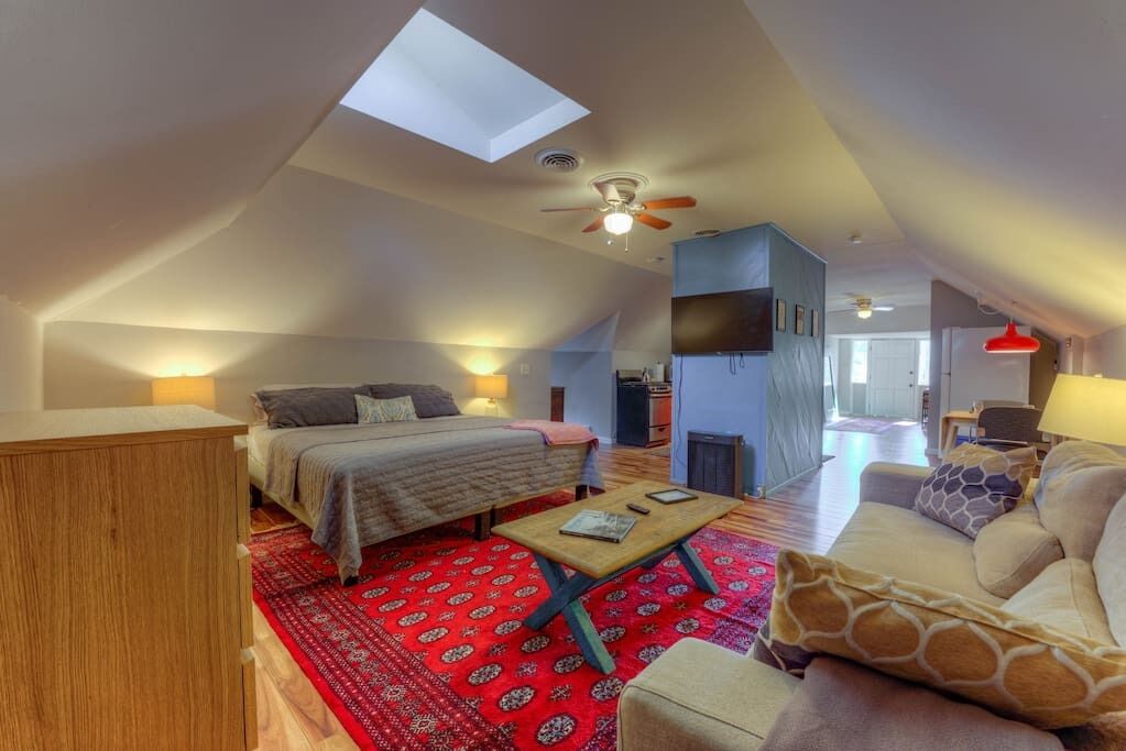 King Retreat - Upstairs of home, free coffee, super fast WiFi, Cooper-Young!