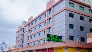 Un hotel de varios pisos con un letrero destacado que dice "HOTEL PLATINUM".
