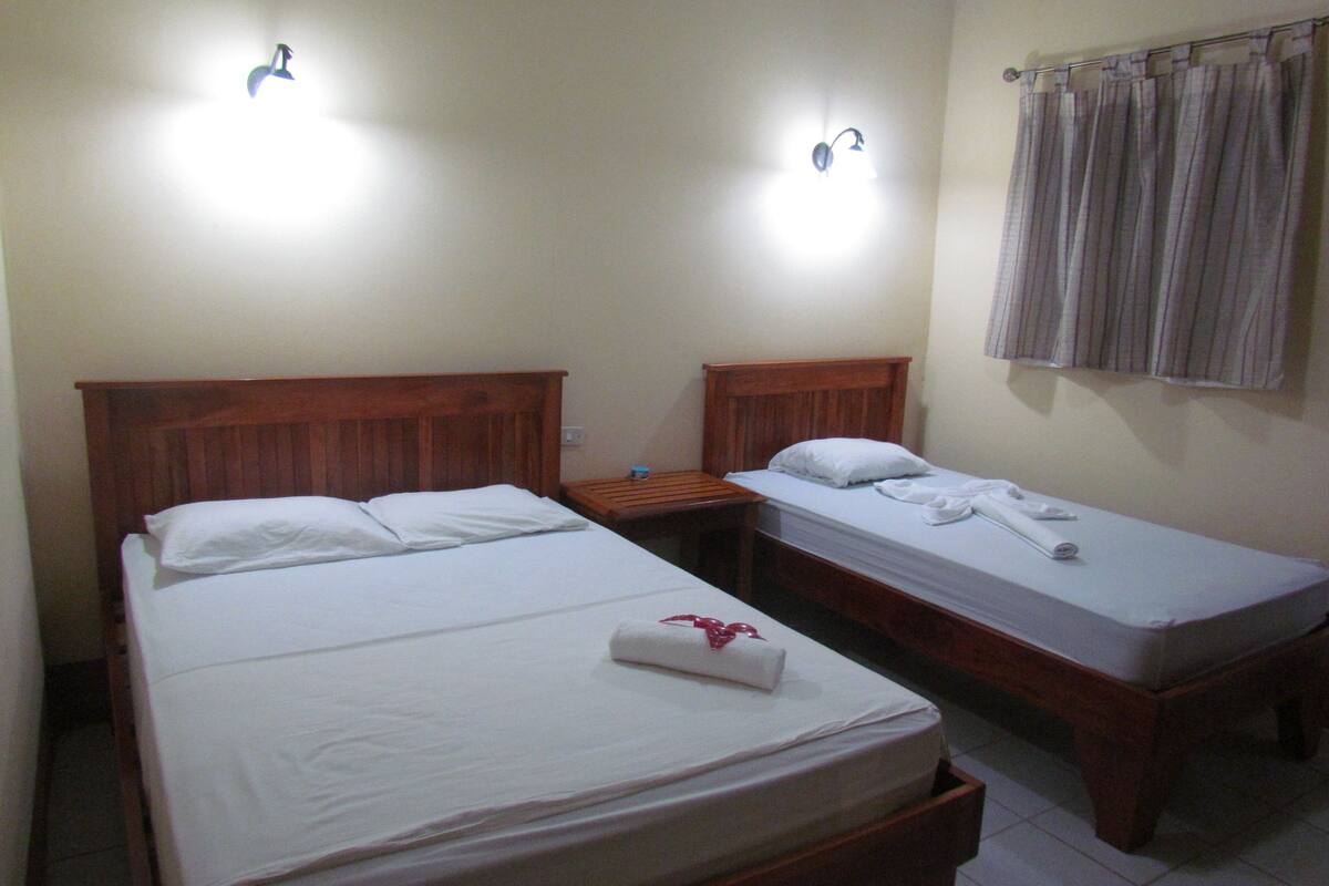 Chambre Triple, plusieurs lits, non-fumeur, vue jardin