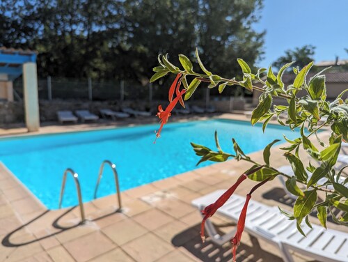 A Balazuc (village classé) : gite 4 p + piscine et rivière ! 