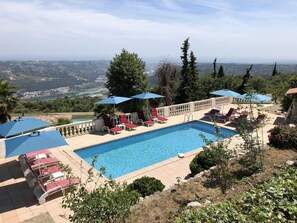 Piscine extérieure, chaises longues