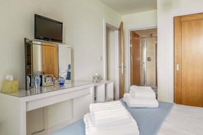 2 habitaciones, tabla de planchar con plancha, wifi y ropa de cama
