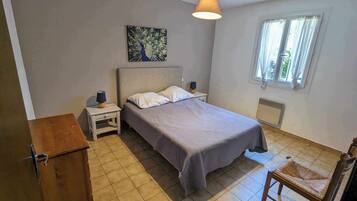 2 bedrooms, iron/ironing board, travel cot, free WiFi