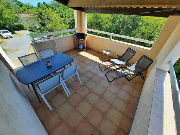 Outdoor dining - Comfortable apartment in Balazuc vacation village, with shared pool. (Balazuc)
