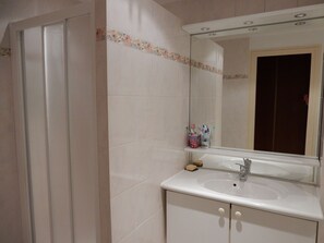 Dusche, Haartrockner, Seife, Toilettenpapier