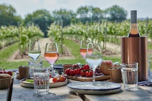 Outdoor dining - Romantic Wine Country Retreat with Hot Tub (Sonoma)