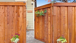 Una puerta de madera con un letrero que dice 'WELCOME TO WINE COUNTRY'.
