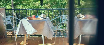 A Balazuc (village classé) : gite 4 p clim et wifi + piscine et rivière Ardèche