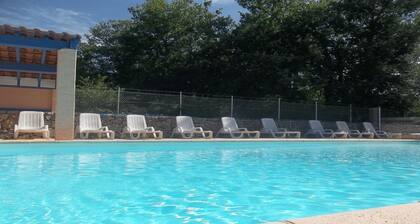A Balazuc (village classé) : gite 4 p clim et wifi + piscine et riviÚre ArdÚche