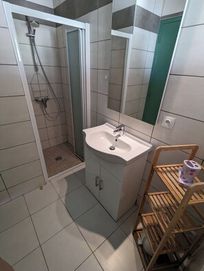 Douche, sèche-cheveux