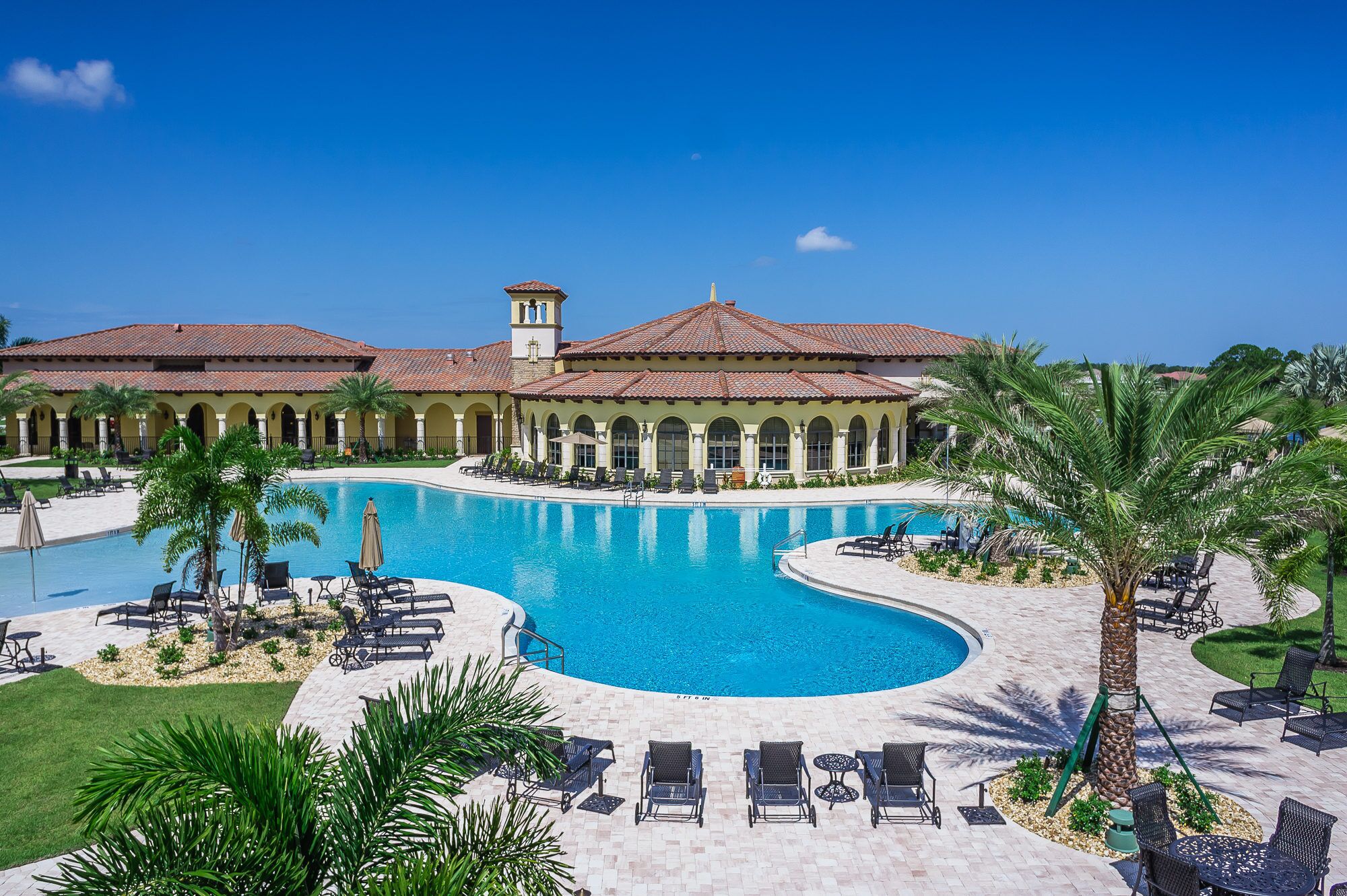 Clean & beautifully decorated villa. Resort like amenities. Great reviews!