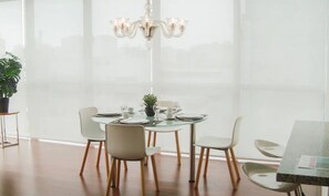 Leilighet, 1 queensize-seng, ikke-røyk | Spiseområde på rommet