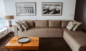 Appartement, 2 chambres, non-fumeurs | Salle de séjour | Télévision à écran plat de 42 pouces avec chaînes par câble, télévision