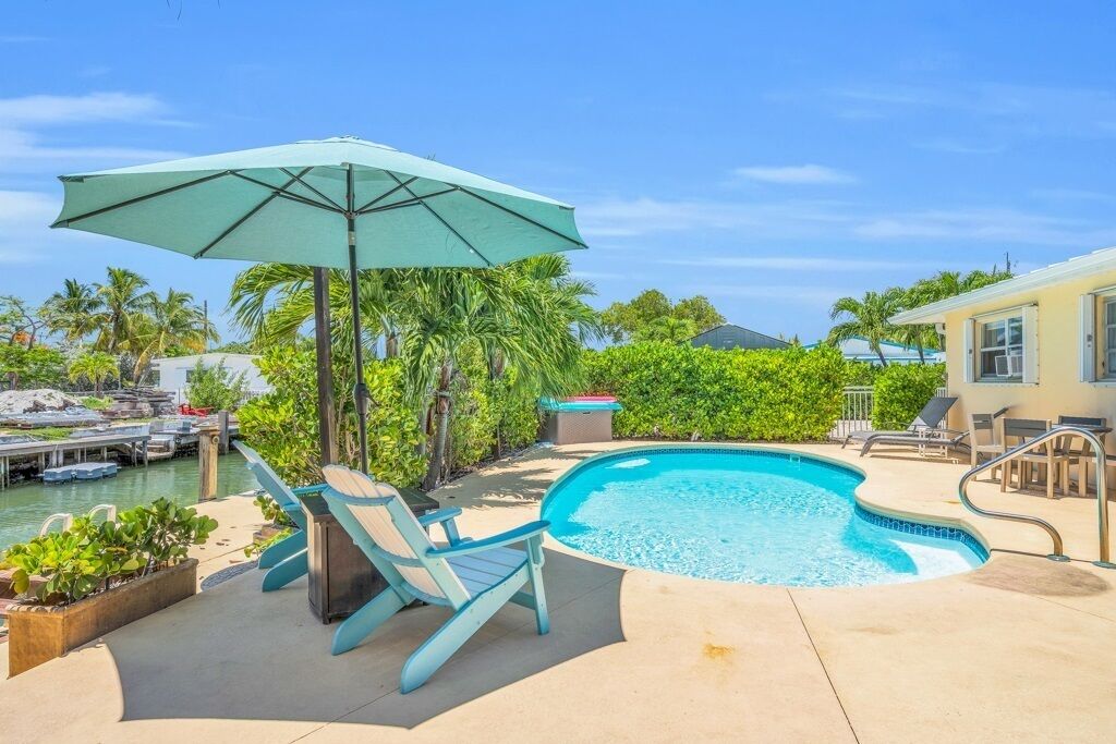 W01 - Beautiful family home with pool and dockage and tiki hut