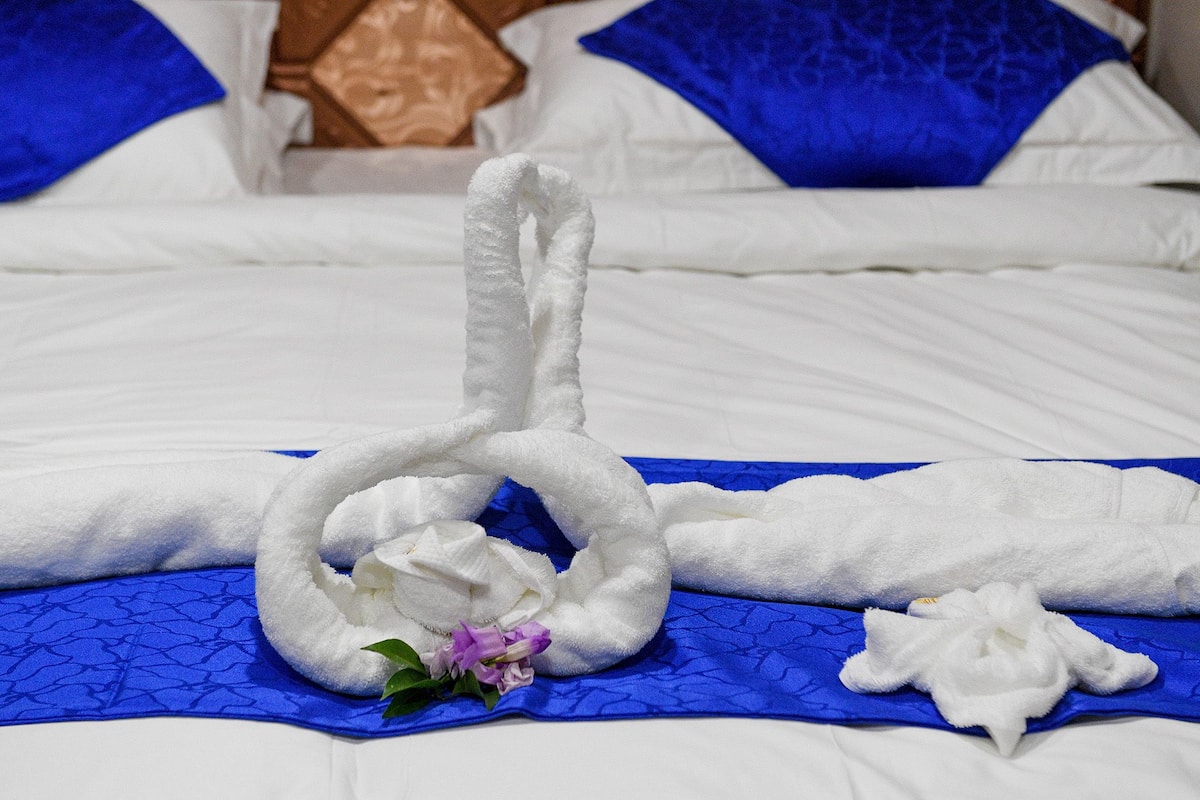 Down comforters, in-room safe, blackout drapes, soundproofing