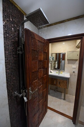 Shower, towels - The President Hotel (Nadi)