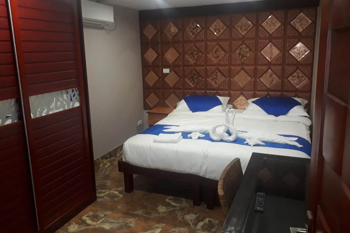 Down comforters, in-room safe, blackout drapes, soundproofing
