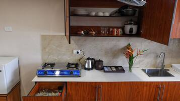 Executive Apartment, Multiple Beds, Mountain View | Private kitchen | Coffee/tea maker