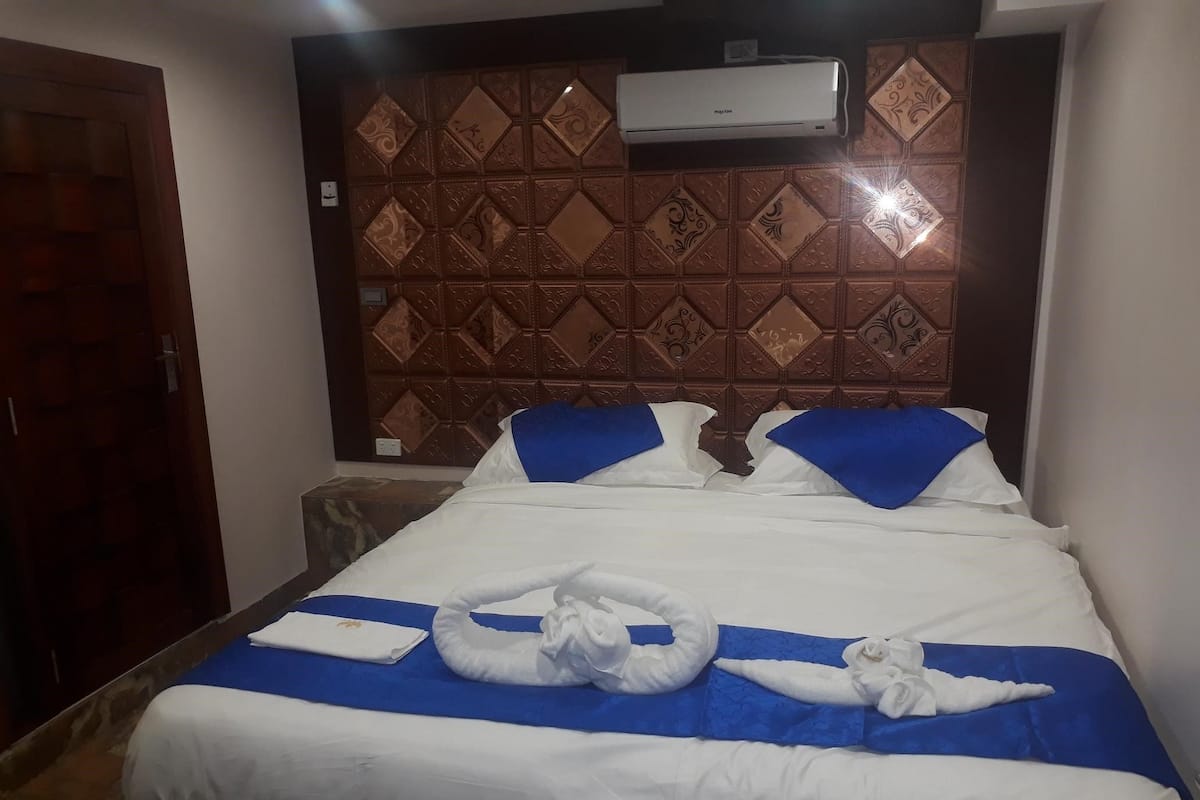 Down comforters, in-room safe, blackout drapes, soundproofing