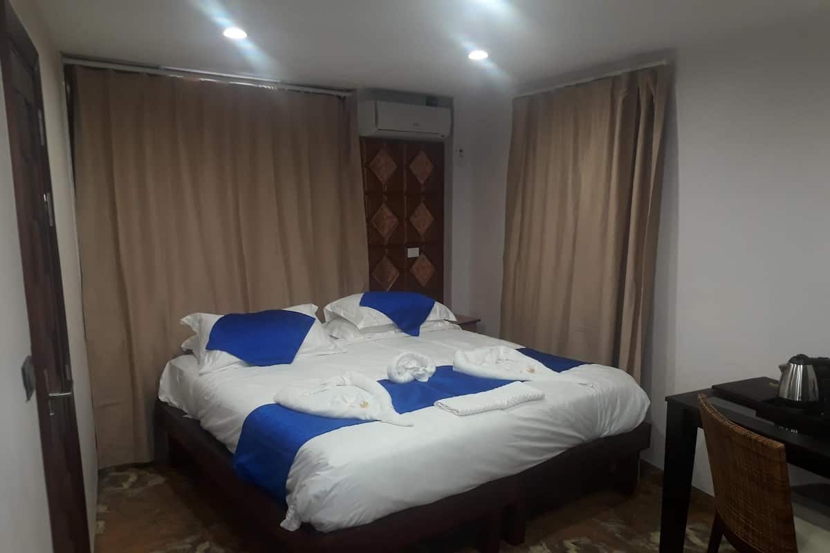 Down comforters, in-room safe, blackout drapes, soundproofing