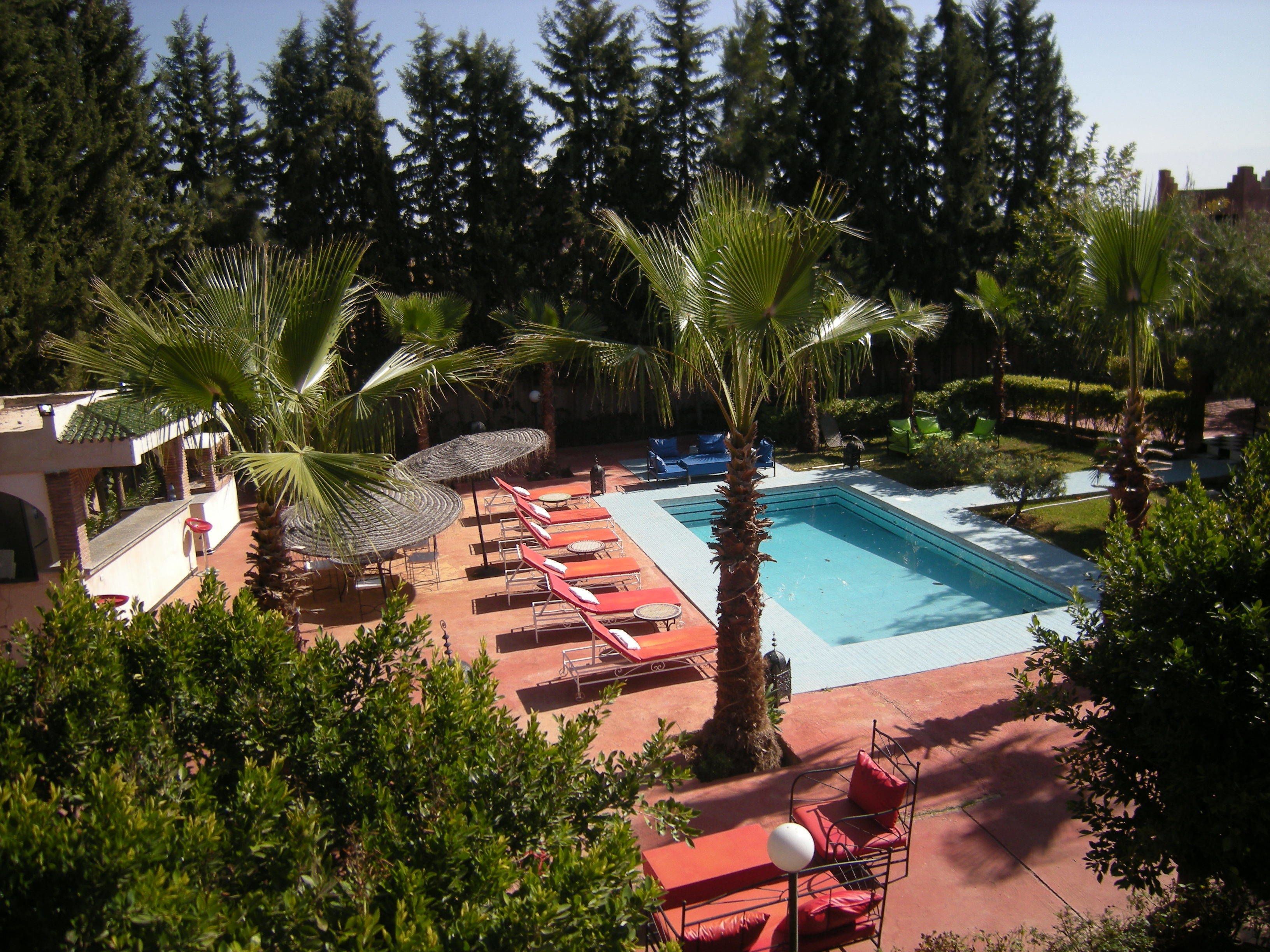 Außenpool, Sonnenschirme, Liegestühle